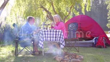 老年夫妇在露营度假时享用美食
