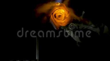 铁匠把铁玫瑰的叶子对齐，使花朵的最终形状。 铁匠制造铁玫瑰