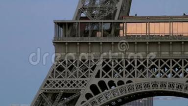 法国巴黎：晚上埃菲尔铁塔中部，关门