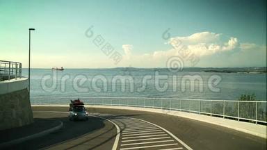 一家人坐着一辆小汽车穿过美丽的风景