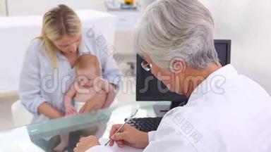 小宝宝在医生面前被妈妈抱着