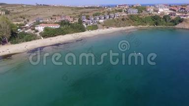 黑海小镇索佐波尔附近的布尔加斯在夏季用无人驾驶飞机射击沙滩