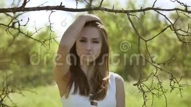 孤独悲伤的女孩。 女孩站在枯树旁的生活方式是悲伤的女巫，可怕的恐怖。