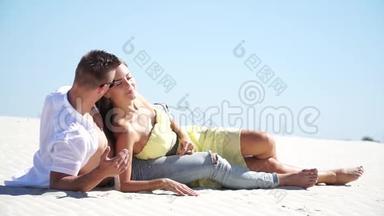 在沙漠里躺在沙滩上<strong>的爱人</strong>