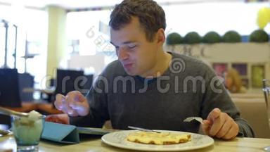 在咖啡馆里吃饭的男人用平板电脑