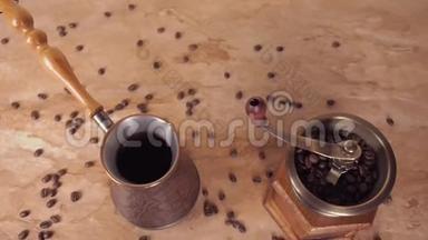 咖啡颗粒被倒入咖啡研磨机中。 从存放咖啡的容器中取出咖啡粒倒入手中