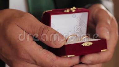 结婚戒指的特写手作为结婚戒指