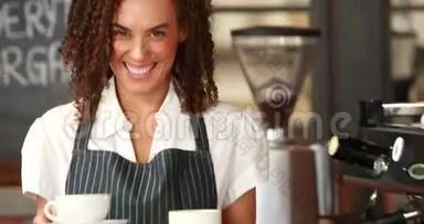 微笑的咖啡师端着两杯咖啡