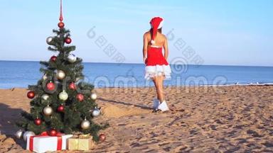 穿着圣诞服装在海滩度假村<strong>过新年</strong>的女孩