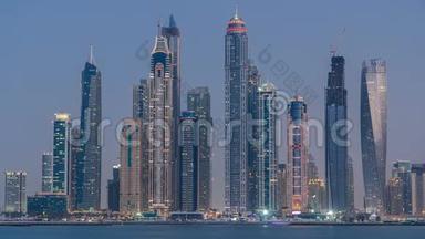迪拜码头天际线日夜流逝，从棕榈朱美拉在迪拜，阿联酋。