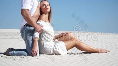 可爱<strong>的</strong>夫妇坐在<strong>沙漠里的</strong>沙滩上