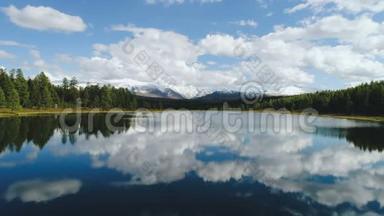 空中观景台。 飞过群山附近美丽的湖泊.. 空中摄影机拍摄。 景观全景。 阿尔泰，西伯利亚。 4k