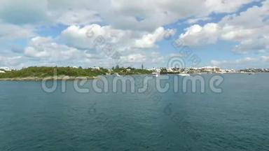 百慕大群岛和明亮的蓝色海洋，从摩托艇上可以看到百慕大群岛，北大西洋海洋