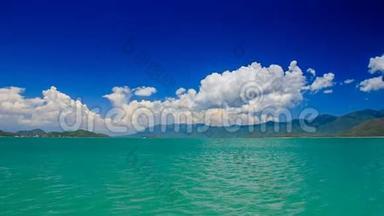 蔚蓝的大海在遥远的岛屿上闪耀，天空积云