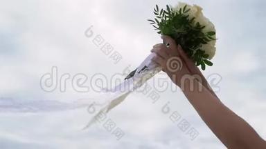 年轻的新娘穿着婚纱，在公园里捧着花束。 白色<strong>豪</strong>华<strong>礼</strong>服