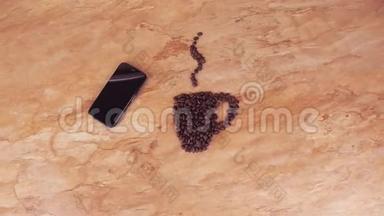 一杯咖啡豆和一部手机。 在厨房大理<strong>石桌</strong>上，有一杯咖啡豆和手机的标志。
