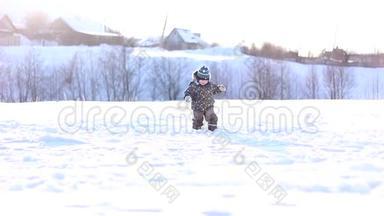 戴着冬帽的小男孩在雪地里玩耍