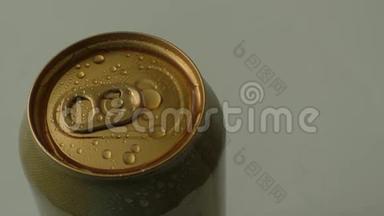 有水滴的金色啤酒罐