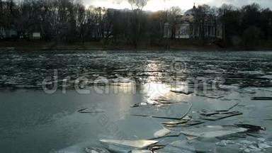 12月形成冰的池塘和太阳耀斑