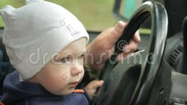 祖父在开车的时候和那个男孩玩。 孙子很高兴，把不同的<strong>扣子</strong>拧了一下