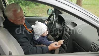 祖父在开车的时候和那个男孩玩。 孙子很高兴，把不同的扣子拧了一下