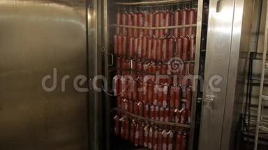香肠在烤箱里很热，冷却，熏制香肠，牛肉，猪肉，鸡肉，生产香肠。