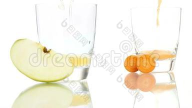 苹果和胡萝卜汁<strong>倒入</strong>白色背景的玻璃<strong>杯中</strong>
