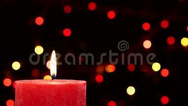上面有两支<strong>红色</strong>蜡烛和圣诞装饰