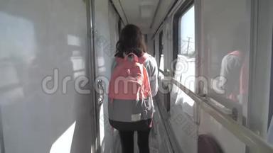 十几岁的女孩带着背包在火车车厢里散步。 交通运输铁路概念小女孩走路