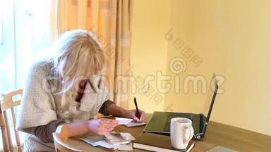 <strong>专心</strong>致志的女人用笔记本电脑做账户