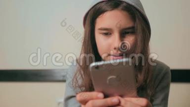 网上购物网上零售服务为主.. 兜帽里的小女孩在社交媒体上写了一条聊天信息