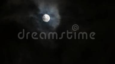 时间流逝，月圆在多云的天空，夜间飞越云层。