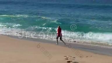 女人用波浪在海滩上奔跑