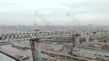城市景观背景下大河桁架桥的鸟瞰图