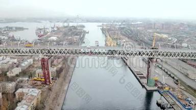 城市景观背景下大河<strong>桁架</strong>桥的鸟瞰图