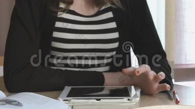 女孩用数码平板电脑读课文
