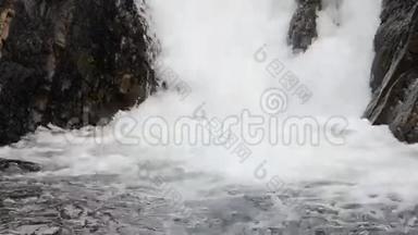 瀑布从山谷里跑出来。 一种水流的大岩石。 水从悬崖上流下来并撞击。 瀑布非常嘈杂