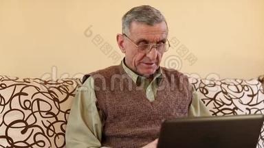 老人通过笔记本电脑交流。 带笔记本的男人