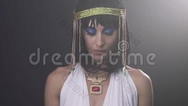 埃及女王克利奥帕特拉与金色皇冠和蓝色化妆