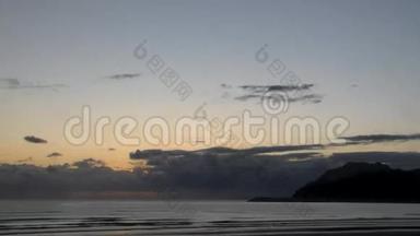 日出从坎塔布里亚海多云的早晨。