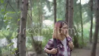 徒步旅行的亚洲背包客妇女，冒险，感受在森林中行走的自由。