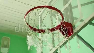 学校体育馆的篮球圈和广告牌