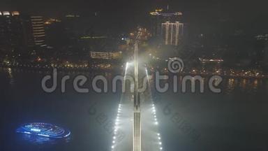 广州市大桥，夜间汽车交通。 中国广东。 鸟瞰图
