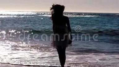 在海滩上跳绳的女人剪影
