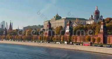 阳光明媚的夏日莫斯科河湾克里姆林宫