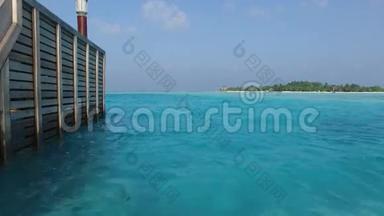 马尔代夫海滩有淡水的游泳池