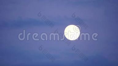 月圆，黄昏时有云