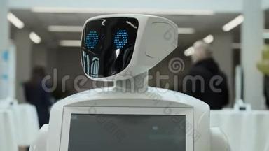 现代机器人技术。 机器人看着镜头对准人.. 机器人的肖像，转动他的头。 白色