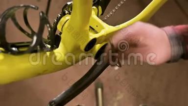 在一家自行车<strong>维修</strong>店里，主人把踏板移开进行<strong>维修</strong>。 自行车修理