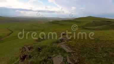 在喀喀西亚共和国<strong>风暴来</strong>临前，从空中俯瞰一望无际的田野、山丘、干草堆和天空